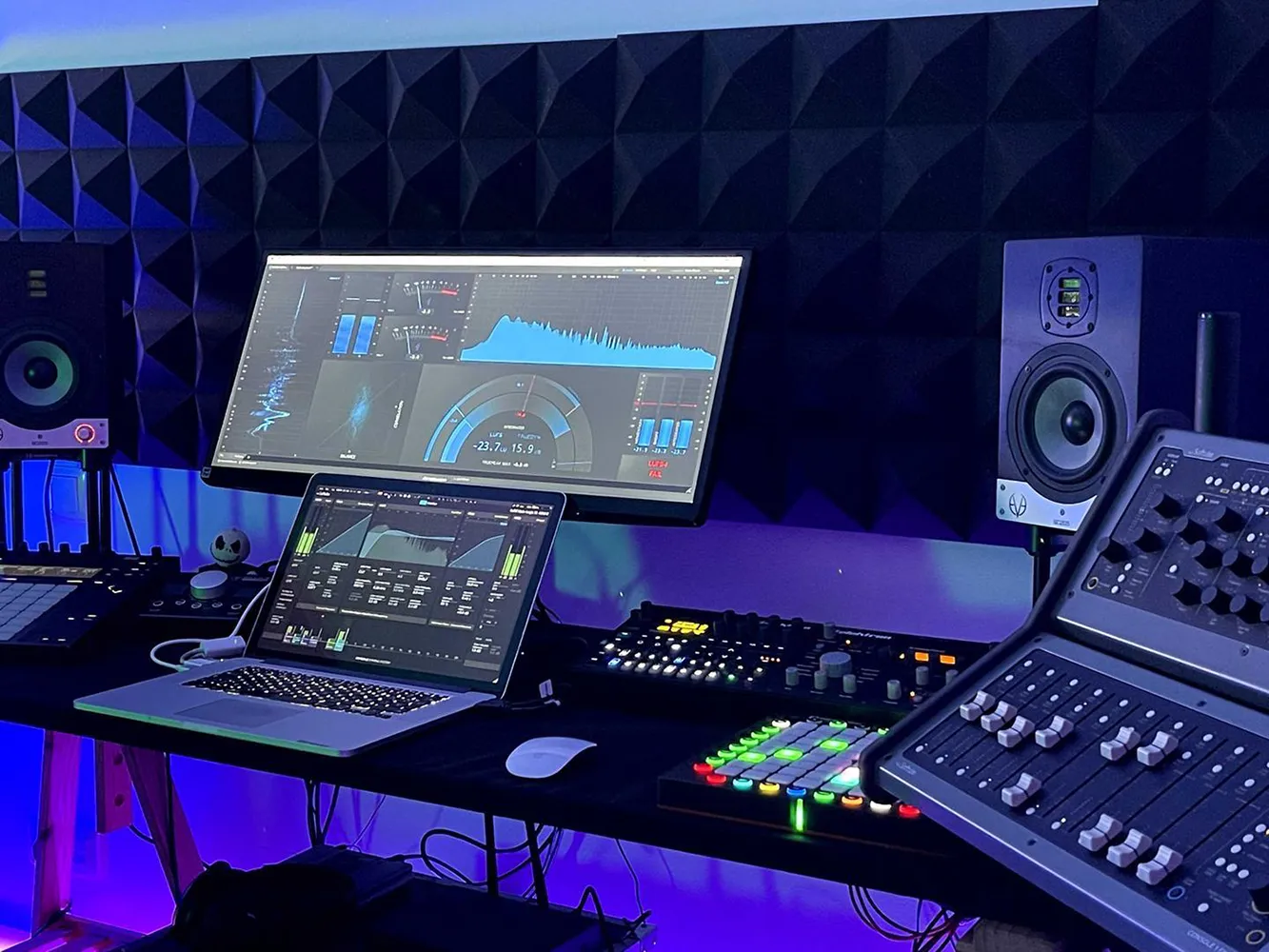 Pantallas con analizadores de audio y estación de trabajo para co-producción musical con Jesús del Cerro.
