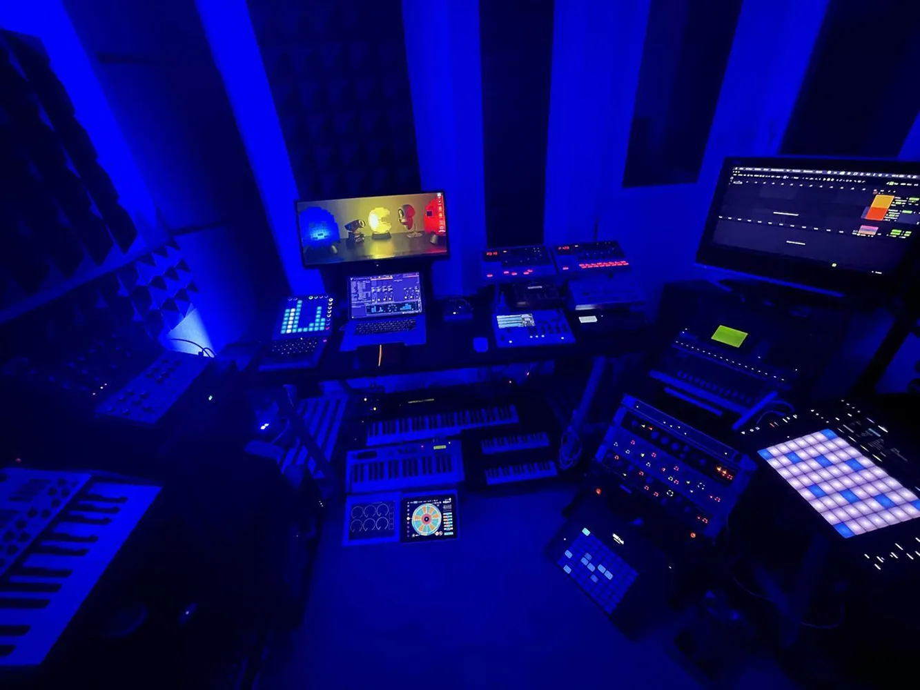 Estudio de producción musical de Jesús del Cerro con equipo analógico para servicios de mezcla y mastering profesional.