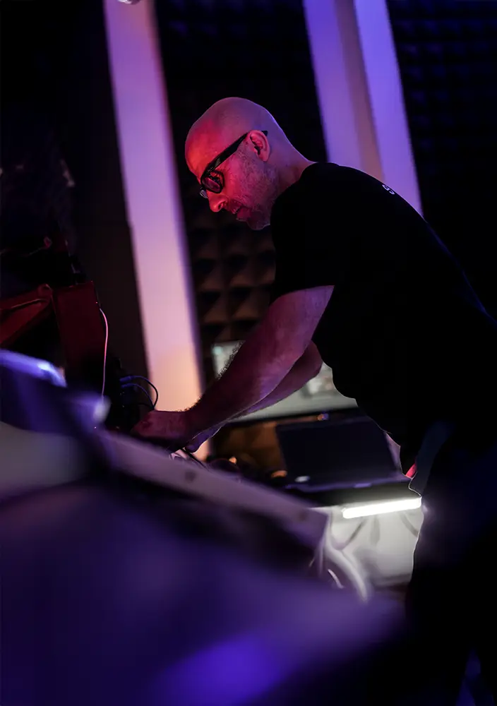 Jesús del Cerro trabajando en un estudio de sonido durante un proceso de mezcla y mastering