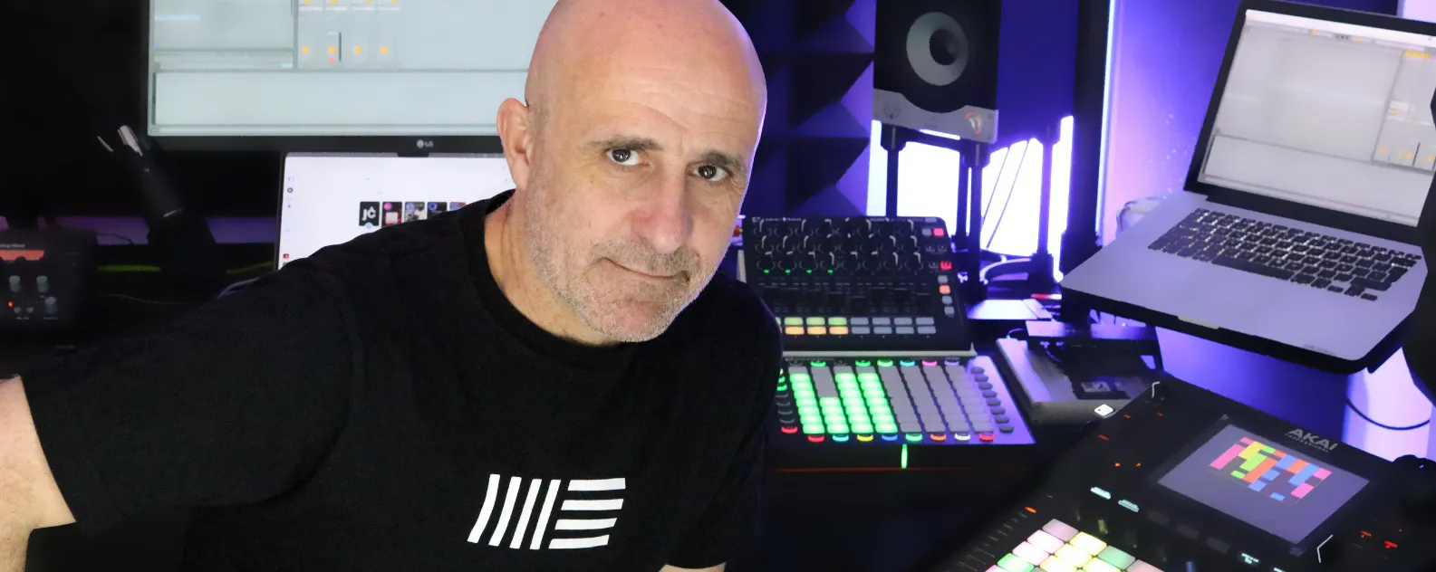 Jesús del Cerro en su estudio de producción musical con Ableton Push y Akai Force