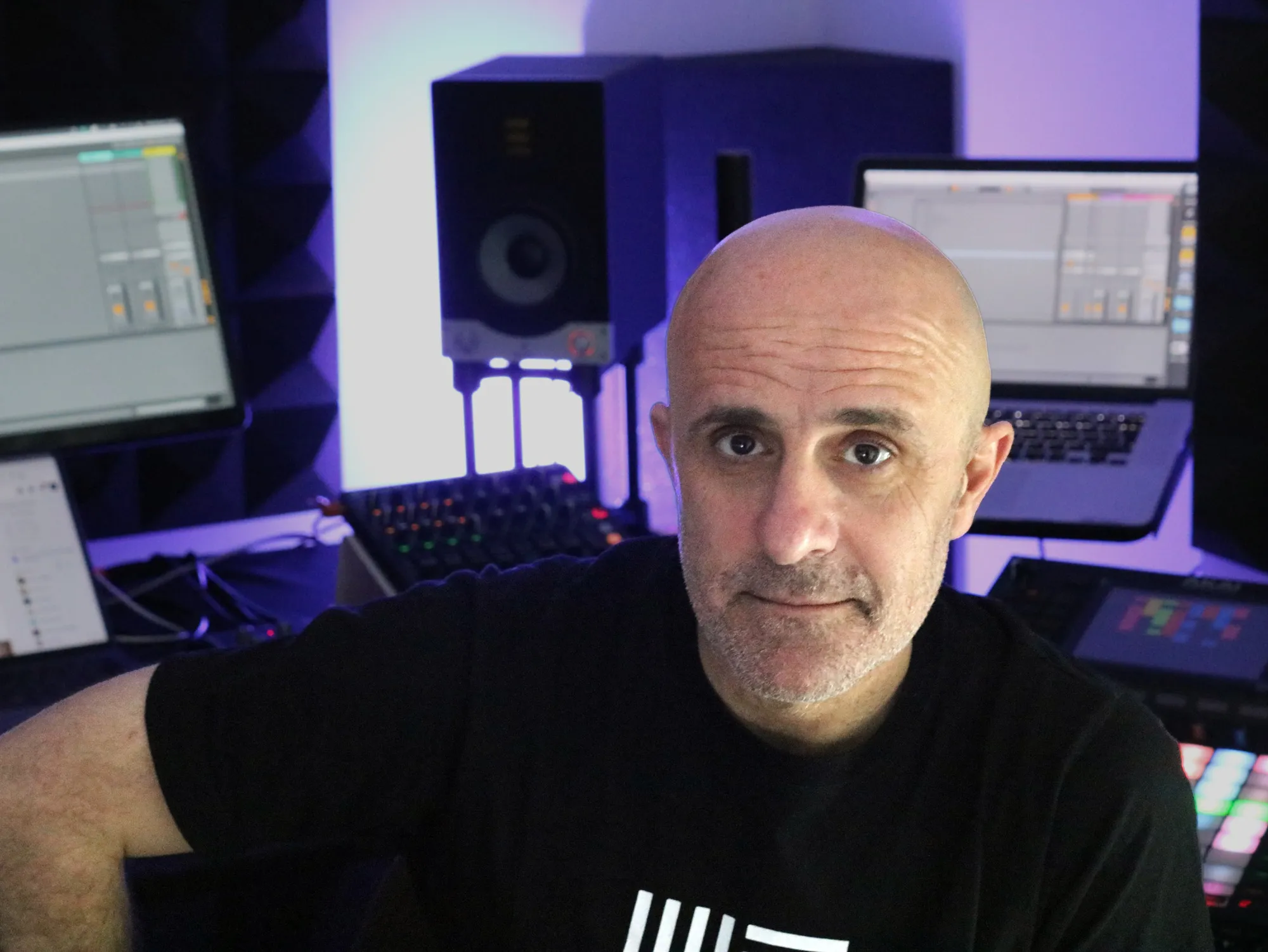 Jesús del Cerro - Ableton Certified Trainer y productor musical en su estudio